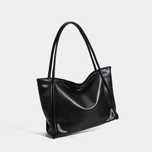 Sac à bandoulière simple en PVC souple grande capacité, style tendance pour femme, nouvelle collection automne-hiver, décontracté, imperméable, avec fermeture éclair - Product Image 2