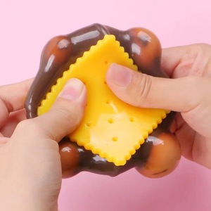 Juguete Antiestrés de TPR con Forma de Galleta de Chocolate, para Aliviar el Estrés, Promocional, para Niños y Niñas - Product Image 4