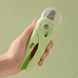 Coupe-ongles <span class=keywords><strong>pour</strong></span> animaux de compagnie en plastique écologique et acier inoxydable avec lumière LED, protection de sécurité <span class=keywords><strong>pour</strong></span> <span class=keywords><strong>chien</strong></span>/chat/lapin, coupe-griffes <span class=keywords><strong>pour</strong></span> petits animaux - Product Image 5