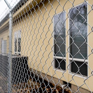 Fourniture d'usine 8ft PVC Enduit Chaîne Maillon Clôture de Ferme <span class=keywords><strong>Pas</strong></span> <span class=keywords><strong>Cher</strong></span> 2.5mm Acier Galvanisé à Chaud avec Forme de Trou de Diamant Utilisation de Sécurité - Product Image 2