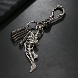Porte-clés de voiture en métal avec pendentif squelette créatif en alliage demi-cadavre pour Halloween - Product Image 2