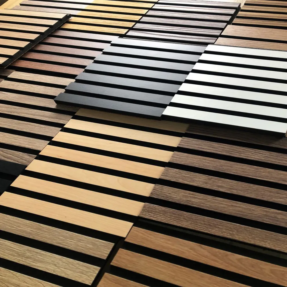 नि:शुल्क नमूना लकड़ी या मेलामाइन फ़िनिश ध्वनिरोधी सजावट पॉलिएस्टर लकड़ी के लिबास संरचना स्लैट ध्वनिक दीवार पैनल