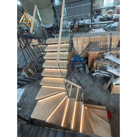 Escalier droit sur mesure en chêne massif avec marches en bois et garde-corps en verre et acier inoxydable pour la rénovation de la maison