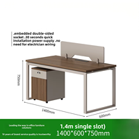 Poste de travail de bureau moderne et simple avec écran, chaise de personnel, combinaison 2/4/6 places