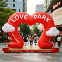 Arche gonflable géante en forme de cœur rouge personnalisée avec des nuages pour la décoration des centres commerciaux pour la Saint-Valentin