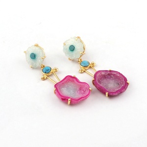 Boucles d'oreilles clous plaquées or serties à griffes, en véritable quartz solaire, turquoise géode druzy, bijoux tendance pour les fêtes - Product Image 2