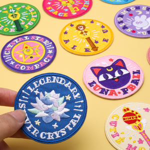 도매 만화 애니메이션 자수 패치 사용자 정의 디자인 라운드 로고 의류 자수 자체 접착 패치 - Product Image 2