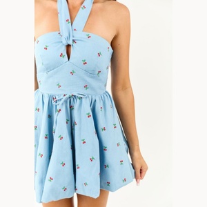 Nouvelle Arrivée Robe Courte d'Été en Chambray Brodé Dos Nu Halter Sans Manches pour Femme – Idéale pour les Vacances à la Plage - Product Image 4