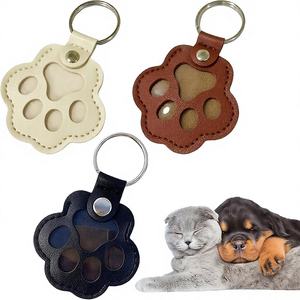 Portachiavi Commemorativo a Forma di Zampa di Gatto o Cane in Alluminio con Capsula Ricaricabile per Conservare il Pelo dell'Animale (3 Pezzi) Include Supporto - Product Image 1