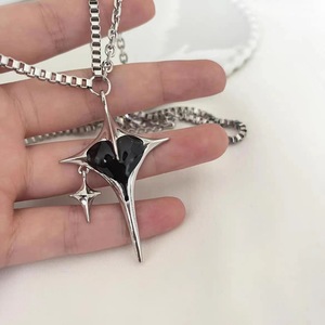 Ensemble de bijoux tendance et élégant avec grand pendentif croix, collier, boucles d'oreilles et accessoires en chaîne à pampilles en métal noir en forme de cœur pour femmes et jeunes filles - Product Image 3