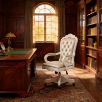 Fauteuil pivotant en cuir capitonné blanc, dossier haut en bois de cerisier avec garniture cloutée, chaise de bureau roulante vintage pour la maison