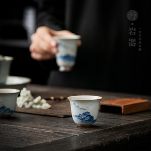 Taza de té de porcelana azul y blanca, pintada a mano con paisaje, tazón pequeño de cerámica, estilo tradicional chino para el té de la tarde - Product Image 3