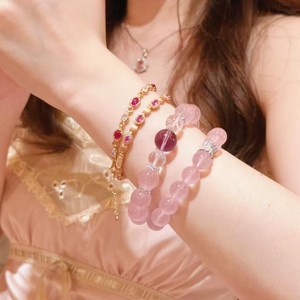 สร้อยข้อมือคริสตัลสีชมพูธรรมชาติสำหรับผู้หญิง ประดับด้วยโบว์เพทายและลูกปัด สร้อยข้อมือยืดหยุ่นประดับอัญมณี เสริมความรักและโชคดี ของขวัญเครื่องประดับ - Product Image 6