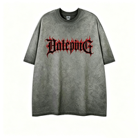 T-shirt oversize col rond délavé avec impression Kornit DTG motif flamme rouge et écriture gothique, effet éclaboussures, ourlet brut, style grunge streetwear