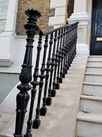 Rampe en fer forgé artisanal au design antique élégant et traditionnel pour escalier et porche d'intérieur de maison classique