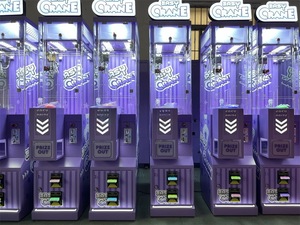 <span class=keywords><strong>Machine</strong></span> à griffes à jetons <span class=keywords><strong>Machine</strong></span> à griffes avec accepteur de double facture Mini <span class=keywords><strong>machine</strong></span> de grue jouet couleur violette et rouge - Product Image 2
