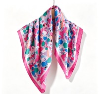 Selendang sutra satin persegi motif vas bunga biru krem custom untuk wanita 70cm