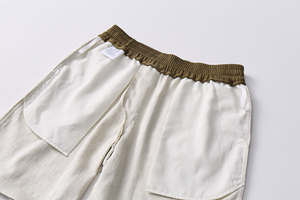 Shorts décontractés pour hommes, coupe confortable, idéaux pour des mouvements fluides, avec un look épuré, une sensation naturelle et un style simple. - Product Image 3