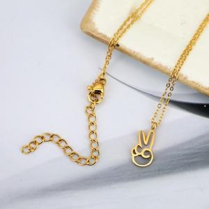 قلادة إشارة النصر الجديدة من لينسي، قلادات من الفولاذ المقاوم للصدأ بتصميم الإشارة بالإصبع، مجوهرات فاخرة للنساء كهدايا - Product Image 3