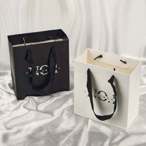 Sac en papier kraft personnalisé pour le commerce de détail, sac de shopping pour vêtements, sac cadeau, poignée de luxe, mini emballage, sac en papier imprimé avec logos - Product Image 3