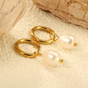 Pendientes de Aro Geométricos de Acero Inoxidable con Perlas y Baño de Oro de 18K para Mujer - Product Image 3