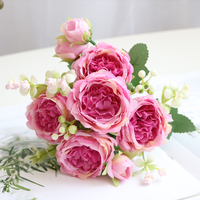 Bouquet de roses artificielles roses à têtes multiples, arrangement floral orné de feuilles, décoration d'intérieur