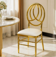 Chaise de banquet empilable rembourrée avec dossier ovale en treillis et structure métallique or/argent pour hôtels, mariages, restaurants et événements