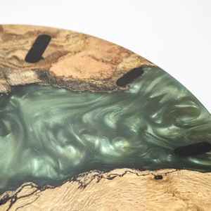 Reloj de Pared Artístico de Resina y Madera, Hecho a Mano, Elegante, Duradero, Funcional y Sofisticado, Perfecto para Sala de Estar o Dormitorio - Product Image 4