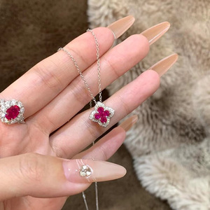 Collier Pétale Trèfle à Quatre Feuilles Scintillant en Zircon Rubis Rouge, Chaîne de Clavicule en Acier Inoxydable Plaqué Or Véritable 18K, Anti-ternissement - Product Image 2