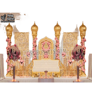 Elegantes Bodas de Malasia, decoración de escenario con tema dorado, escenario de boda de toque moderno con marcos, escenario temático Rajmahal para bodas - Product Image 1