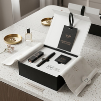 Ensemble de maquillage et de soins de la peau de luxe sur mesure noir et blanc, boîte rigide pliable à fermeture magnétique avec insert