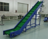 Bande transporteuse légère à paroi latérale inclinée, en PVC ondulé sans couture avec crans