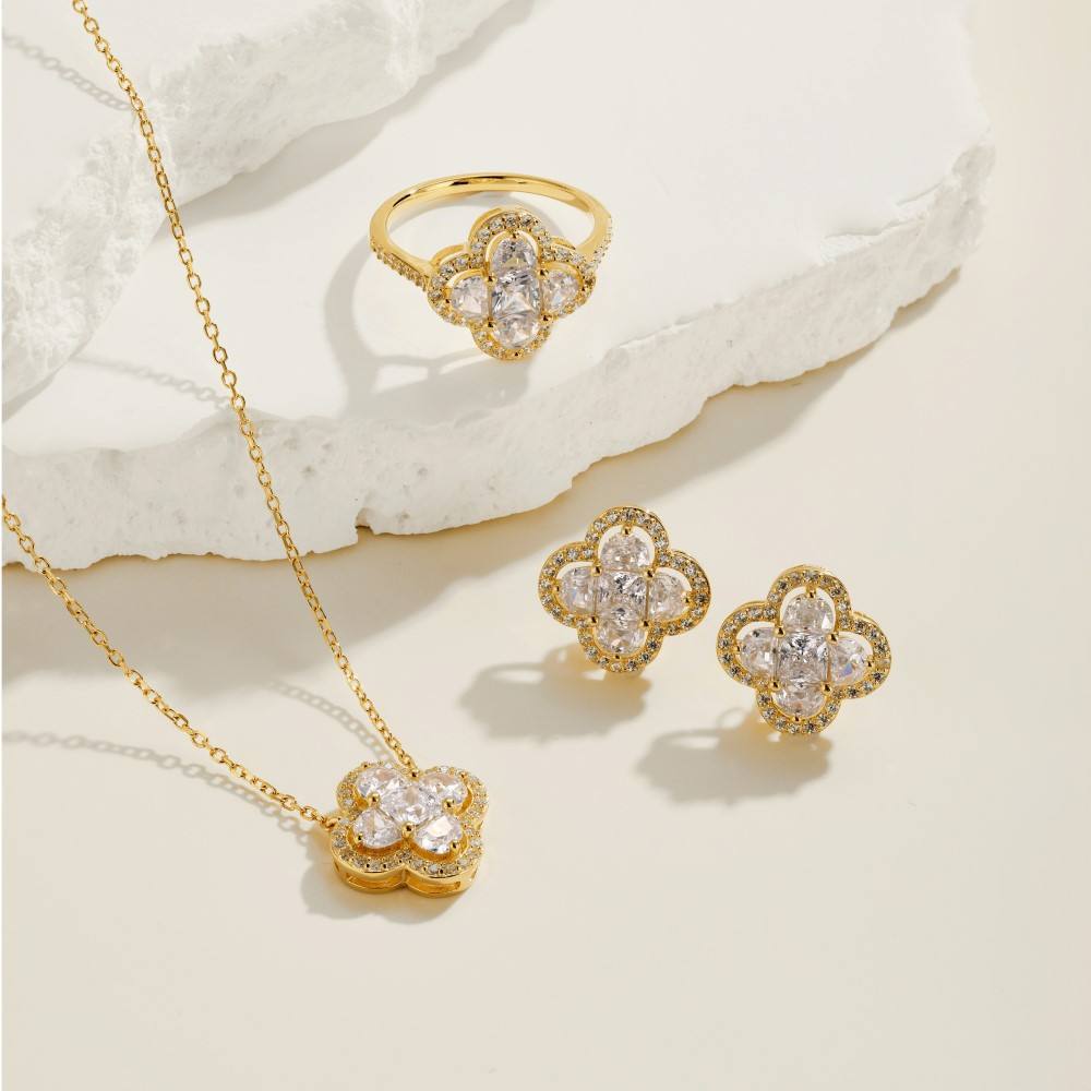 Plaqué or avec pierre précieuse blanche