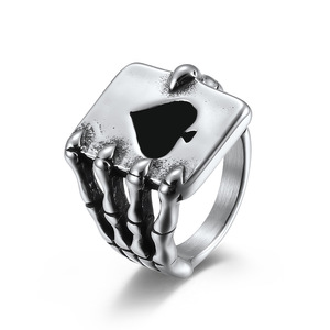 Anillo de acero de titanio estilo hip-hop punk retro con calavera, mano fantasma y pala, chapado en oro de 18K, joyería única y exagerada con diseño de cartas de juego. - Product Image 5