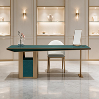 Bureau VIP en bois courbé de luxe avec pieds coniques et embouts en bronze, chaise Boucle, niche murale LED, aménagement boutique, table de réception