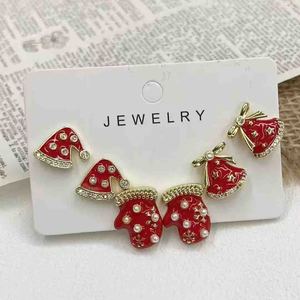 Ensemble de boucles d'oreilles en cuivre sur le thème de Noël IPMIN - Boîte cadeau en émail avec arbre de Noël et boucles d'oreilles à clous en forme de mitaines pour les fêtes - Product Image 3