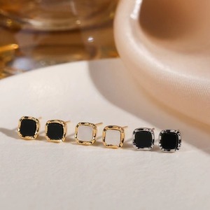 Pendientes de tuerca de cobre negros de lujo con diseño geométrico cuadrado, estilo delicado, diseño de nicho, sofisticados, a la moda y versátiles. - Product Image 1