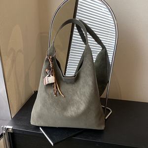 Ensemble de sacs à main pour femmes en cuir PU de grande capacité, 2 pièces, style en daim flanelle portable, sac à main personnalisé pour le shopping - Product Image 5