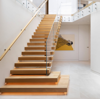 Escalier droit en bois avec garde-corps en verre, design moderne et luxueux, en forme de U, avec marche en bois