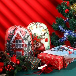 Sac à cordon personnalisé rouge en non-tissé avec motif sapin de Noël et flocons de neige pour cadeaux et friandises du Père Noël - Product Image 4