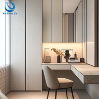 Conception de dressing moderne et luxueux sur mesure avec organisation de rangement zonée pour les intérieurs de chambre de villa