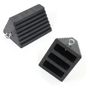 ตัวกันล้อรถยางสีดำ 12 ปอนด์ พร้อมห่วงโลหะ สำหรับจอดรถ - Product Image 1