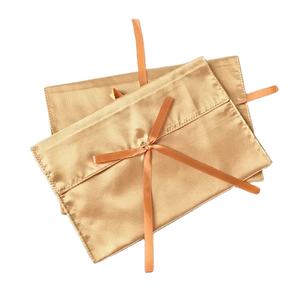 Bolsa de embalaje pequeña de satén liso rojo al por mayor para comercio electrónico y negocios minoristas - Product Image 1