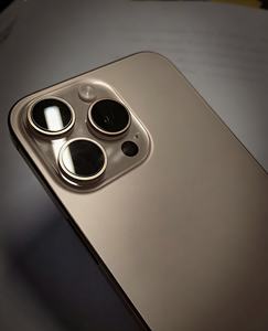 Soporte para Auto Compatible con 16 Pro Max con LTE y Soporte en Inglés para Conducción Segura, Navegación y Llamadas Manos Libres - Product Image 1