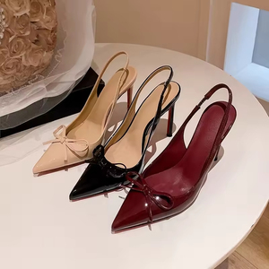 Zapatos de Tacón Bajo de Cuero con Diseño Calado, Cómodos, con Punta en Pico, Impermeables, Aptos para Hombres y Mujeres - Product Image 1