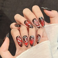 Nail art tridimensionnel à motifs sombres rouges et bruns avec texture en forme de cœur, accessoire tendance et artisanal.