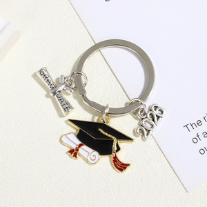 Porte-clés en métal de remise de diplôme avec capuchon émaillé et breloque diplôme, Porte-clés de la promotion 2026 pour étudiants et cadeaux de remise de diplôme - Product Image 4