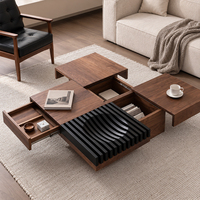 Table basse carrée basse avec plateau en panneau brun et insert ondulé noir pour une salle multimédia moderne et un studio.