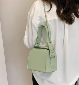 Bolso bandolera versátil con diseño personalizado, bolso pequeño informal y moderno, bolso tote. - Product Image 5