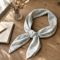 Tissu imprimé 100 % coton écologique en gros, motif floral délicat, doux, pastel, impression personnalisée OEM, pour vêtements de bébé et textile de maison